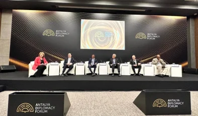 UCLG Başkanı Uğur İbrahim Altay, Antalya Diploması Forumu’nda panelde konuştu