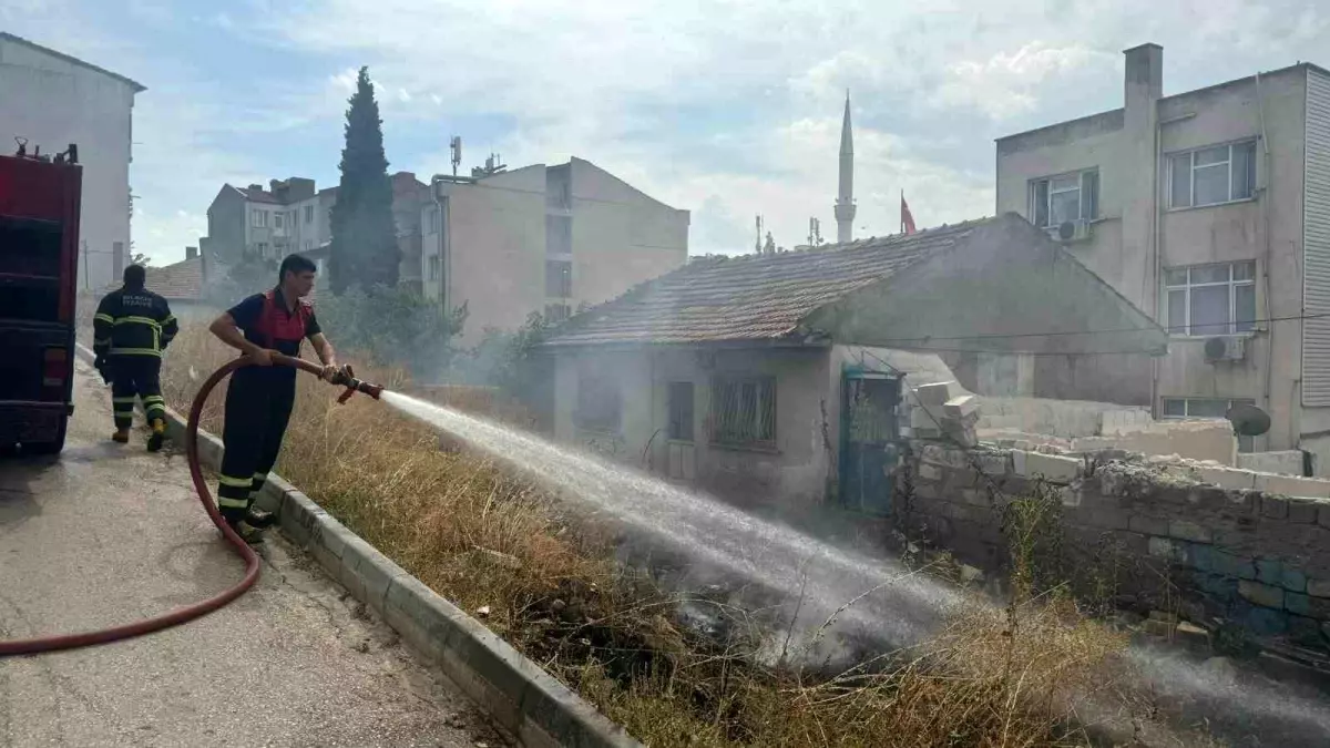 Bilecik’te Akaryakıt İstasyonu Arkasında Otluk Yangını Kontrol Altına Alındı