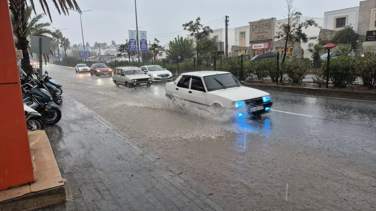 Bodrum’da Şiddetli Sağanak, Cadde ve Sokaklar Göle Döndü