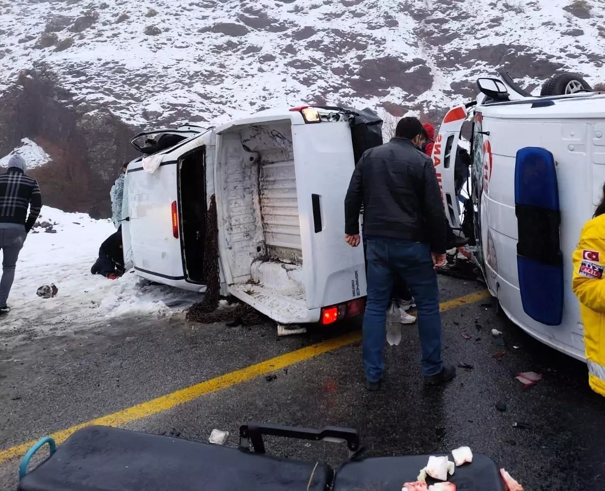 Malatya’da Ambulans ile Pikap Çarpıştı